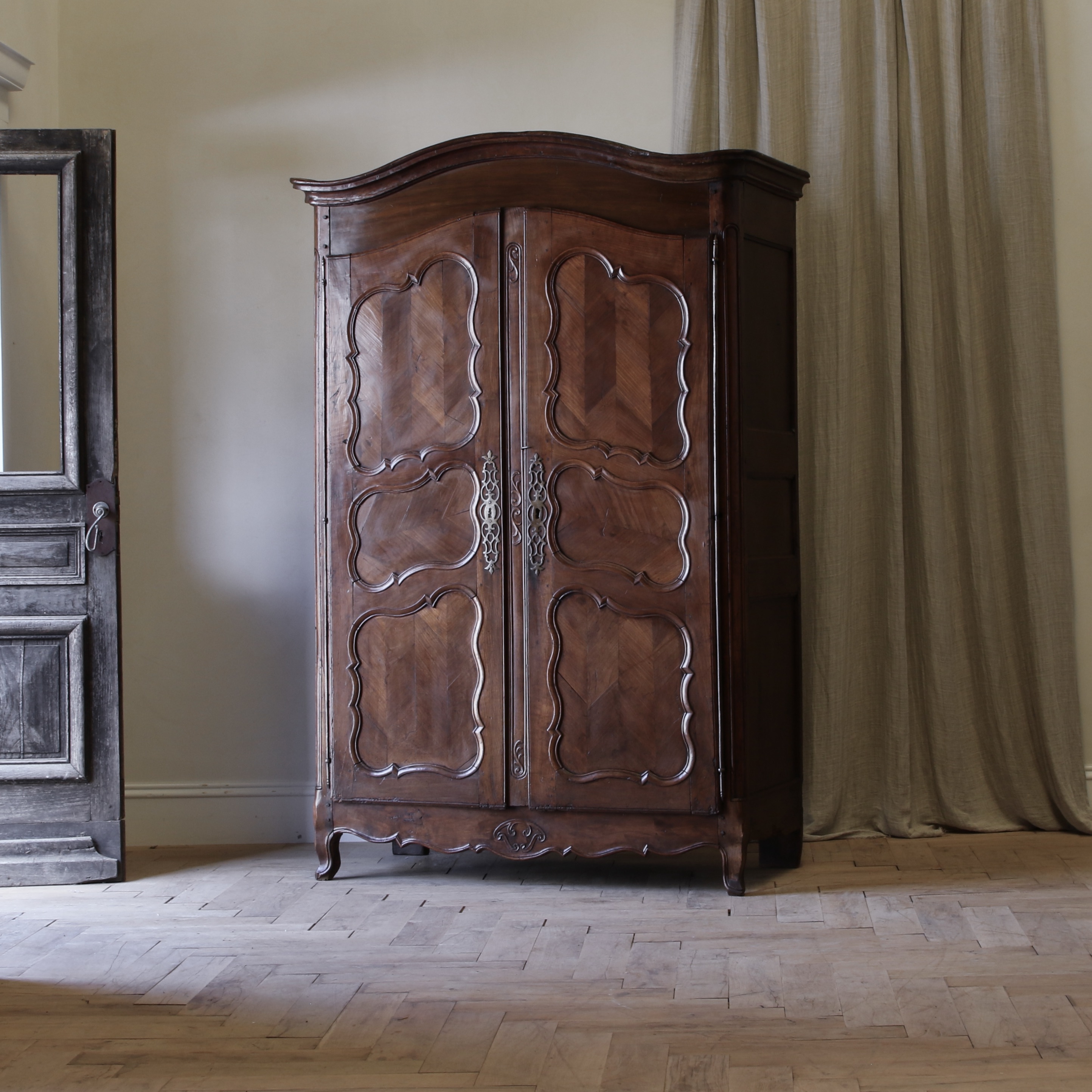 143-70 - Louis XV Armoire